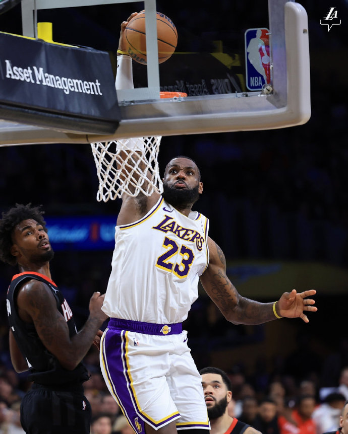 开云体育下载-火箭翻盘青岛队，詹姆斯状态火热